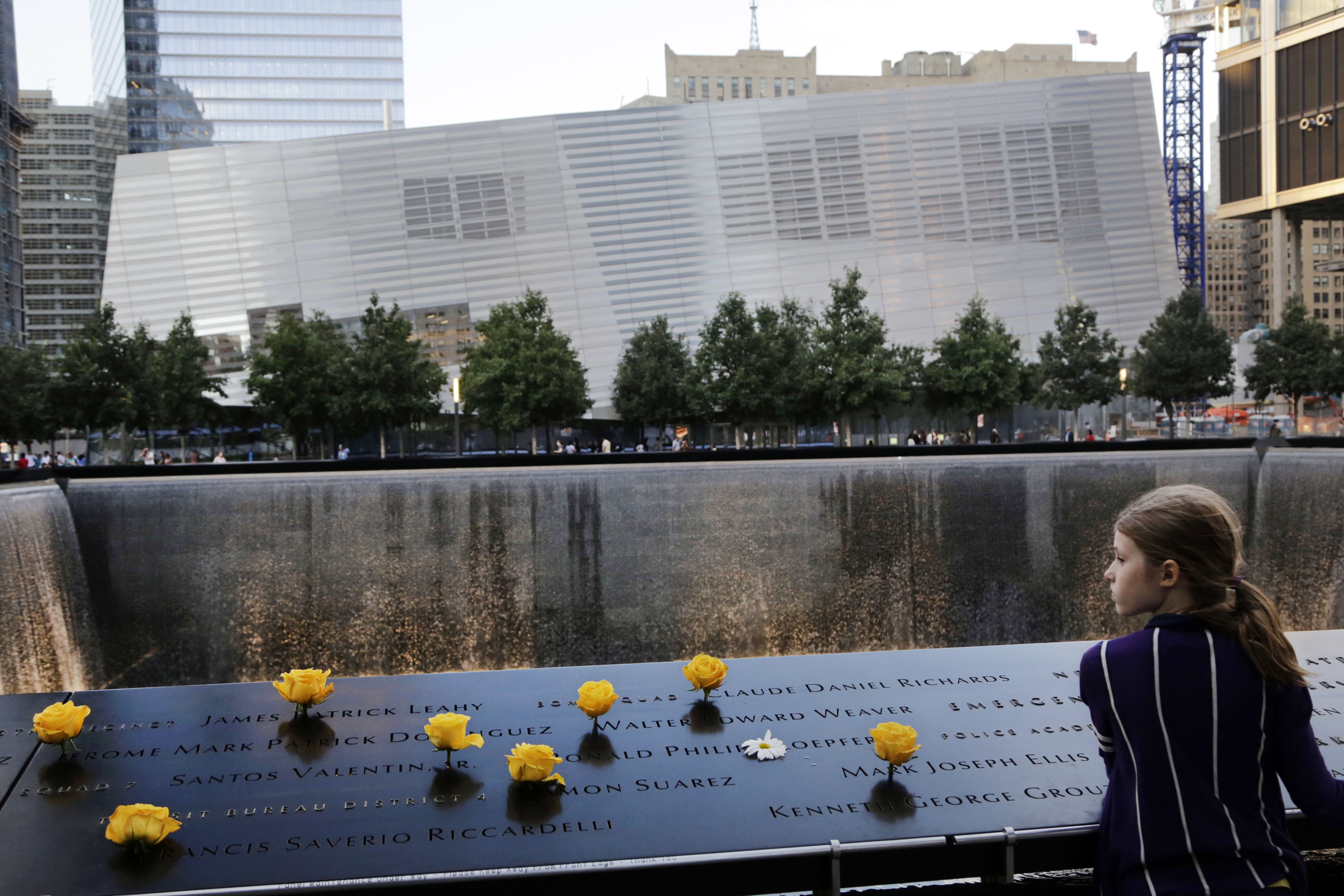 Память 9 11. Мемориал 9/11 в Нью-Йорке. Мемориал 11 сентября в Нью-Йорке. Национальный мемориал и музей 11 сентября Нью-Йорк. Музей 11 сентября в Нью-Йорке.