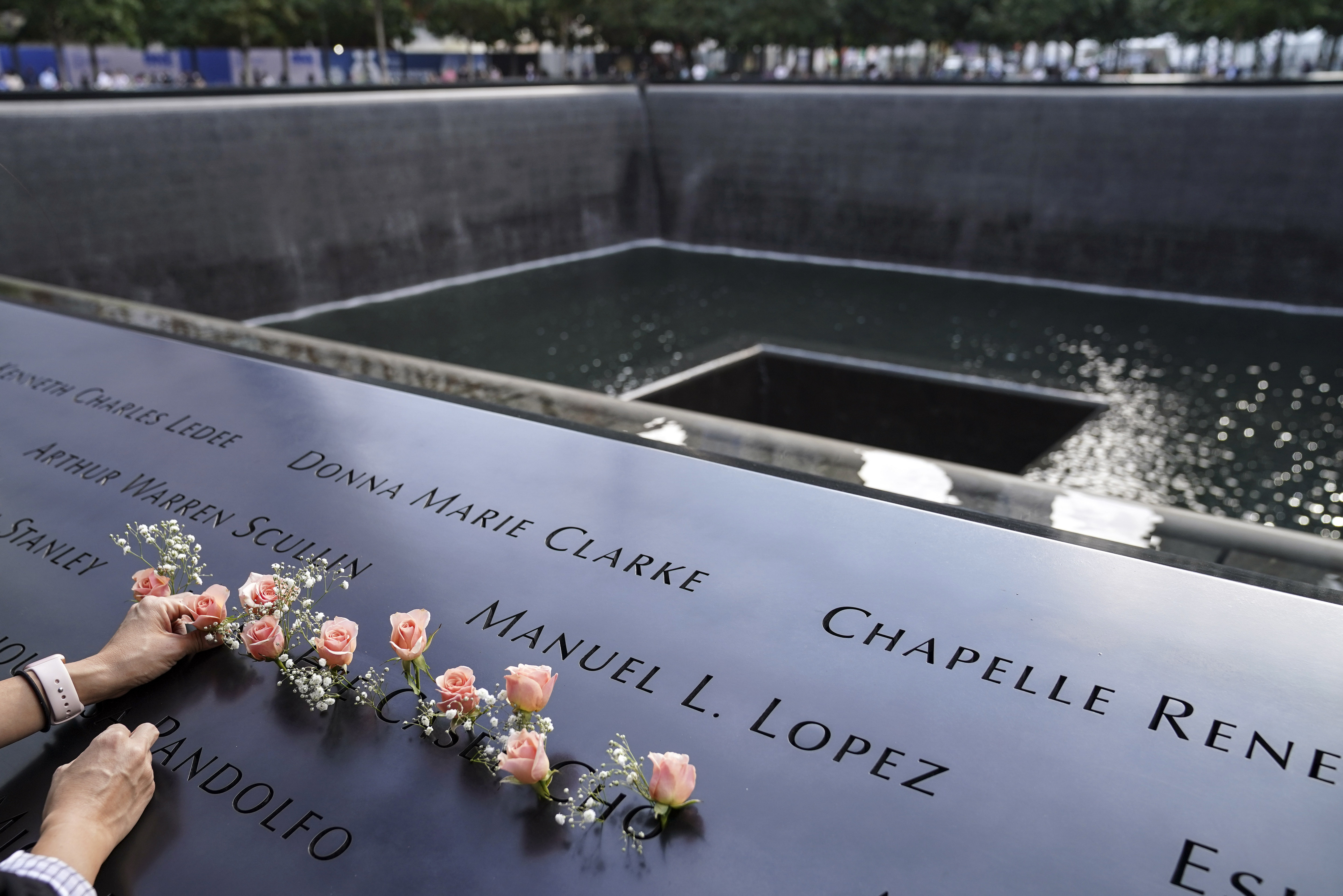 Память 9 11. Башни Близнецы 11 сентября мемориал. Мемориал 9/11 в Нью-Йорке. Мемориал памяти 11 сентября в Нью-Йорке. Мемориал 9 11 США.