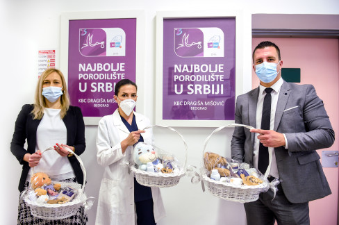 Predstavnici Kompanije “Dunav osiguranje”, Ana Miladinović, direktorka Glavne filijale za prodaju životnih osiguranja i Aleksa Aksentijević, direktor Glavne filijale osiguranja Beograd, predaju pakete dr sci med dr Slađani Mihajlović, upravnici Kliničko-bolničkog centra „ Dr Dragiša Mišović“ Predstavnici Kompanije “Dunav osiguranje”, Ana Miladinović, direktorka Glavne filijale za prodaju životnih osiguranja i Aleksa Aksentijević, direktor Glavne filijale osiguranja Beograd, predaju pakete dr sci med dr Slađani Mihajlović, upravnici Kliničko-bolničkog centra „ Dr Dragiša Mišović“