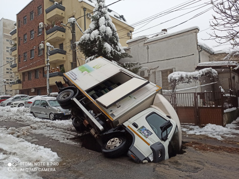 Kamion propao kroz ulicu 13.12.2021.