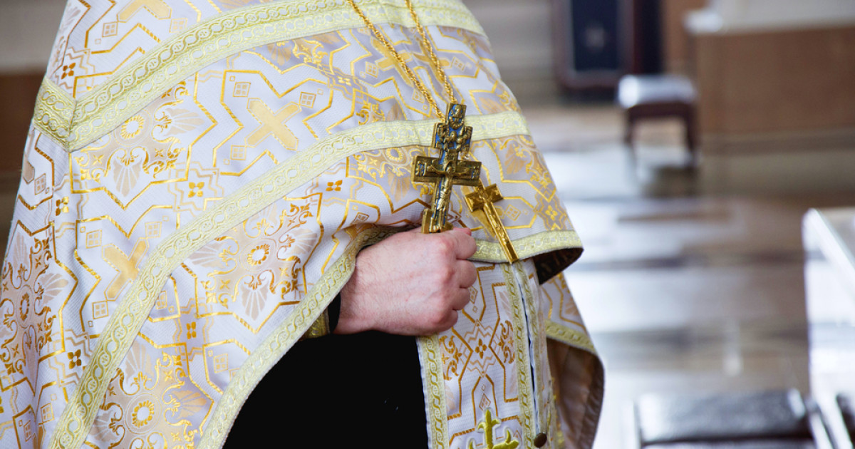 Священник со спины. Батюшка со спины. Православный священник спиной. Священник в рясе со спины